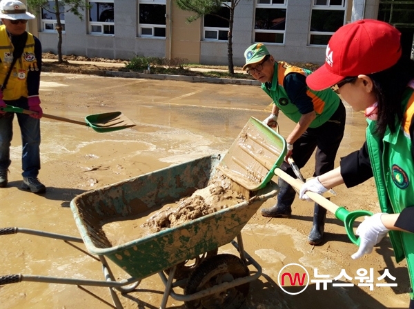 삼척시 태풍 피해 복구 작업에 참여한 구리시 자원봉사자들.(사진=구리시)