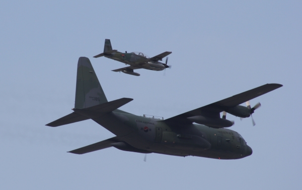 C-130 허큘리스 수송기와 KT-1 웅비 기본훈련기가 시범 비행을 하고 있다.(사진=손진석 기자)