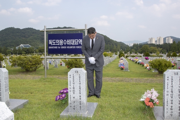 장경식 의장이 8월 20일  대전현충원 독도의용수비대묘역을 찾아 참배하고 있다.  (사진제공=도의회)