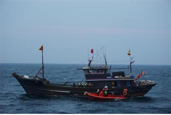 남해어업관리단이 19일 불법 조업 중인 중국어선을 검거하고 있다. (사진=해양수산부)