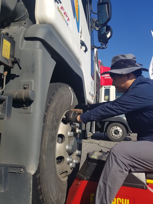 금호타이어는 주요 고속도로 휴게소에서 트럭버스 타이어 안점점검 캠페인을 17일부터 실시한다.(사진=금호타이어)