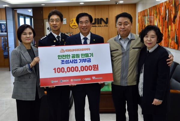 경북사회복지공동모금회에 1억원을 아진산업(오른쪽 두번째)이 후원하고 기념사진을 찍고 있다(사진제공=경산시)