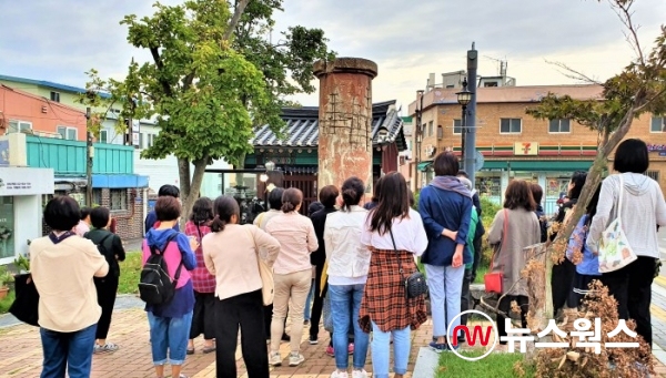 '강화 원도심 스토리워크'에 참여한 단체 관광객, 심도직물 터 굴뚝(사진제공=강화군)