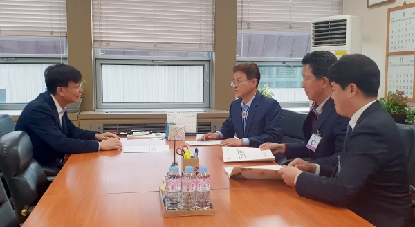 이철우 지사(왼쪽 두 번째)가 김상조 청와대 정책실장(왼쪽)에게 지역현안을 설명하고 예산지원을 요청했다. (사진제공=경북도)