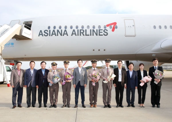 아시아나항공은 지난 16일 인천국제공항에서 (왼쪽에서 여섯번째)한창수 아시아나항공 사장과 임직원이 참석한 가운데 A350 10호기의 도입 행사를 진행했다. (사진=아시아나항공)