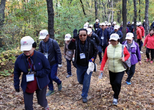 걷기대회에 참석한 시민들이 숲길을 걷고 있다.(강동경희대병원 제공)