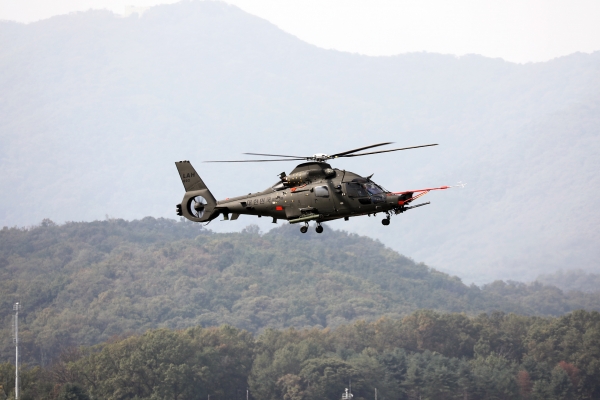 국내 기술로 개발 중인 소형무장헬기(LAH)가 비행시범을 보이고 있다.(사진=서울 ADEX 2019 운영본부)