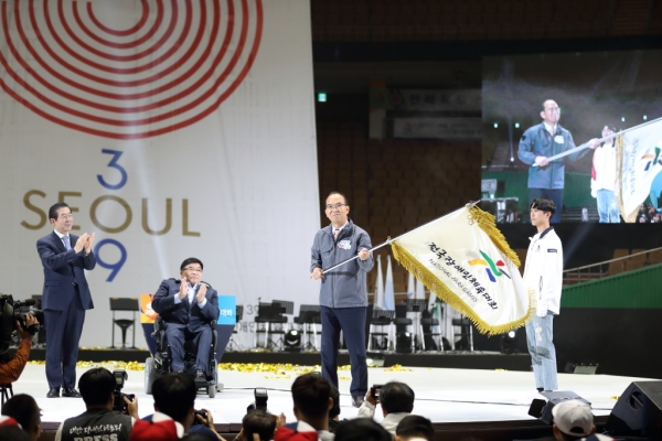 윤종진 경북도행정부지사가 내년 제40회 전국장애인체전 대회기를 인수하고 있다.  (사진제공=경북더)