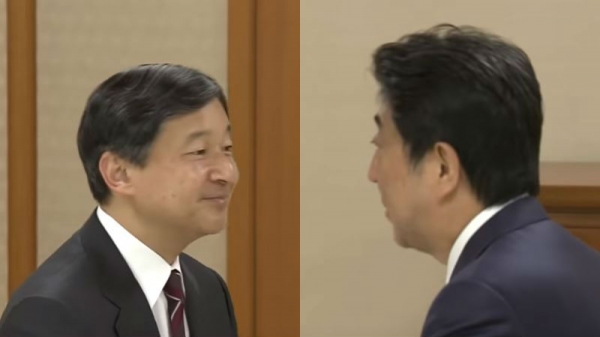 나루히토 일왕(왼쪽)과 아베 신조 일본 총리가 지난 5월 회담을 나누고 있다. (자료사진=ANN NEWS 캡처)<br>