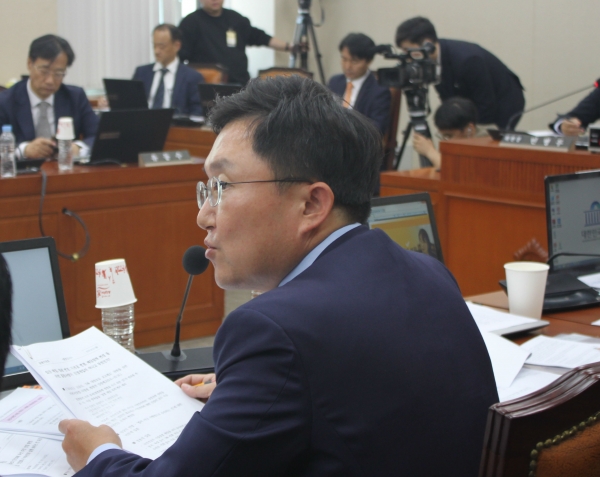 자유한국당 김성원 의원이 21일 국회 정무위원회 국정감사에서 발언하고 있다. (사진=이정은 기자)