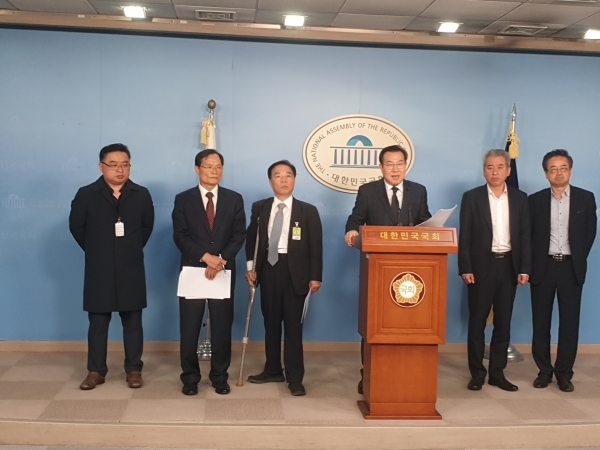 민주평화당 홍성문 대변인(오른쪽 세 번째)과 'LG로부터 갑질을 당했다'고 주장하는 3개 회사의 대표들이 함께 24일 국회정론관 기자회견을 열었다. (사진= 원성훈 기자)