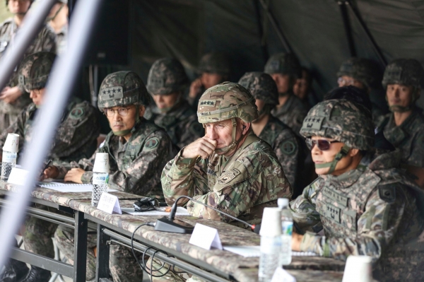 로버트 에이브럼스 주한미군사령관(가운데)이 지난 23일 최병혁 연합사 부사령관(오른쪽), 남영신 지상작전사령관(왼쪽) 등과 함께 한국군 제5포병여단 포사격훈련을 참관하고 있다. (사진=주한미군 페이스북)