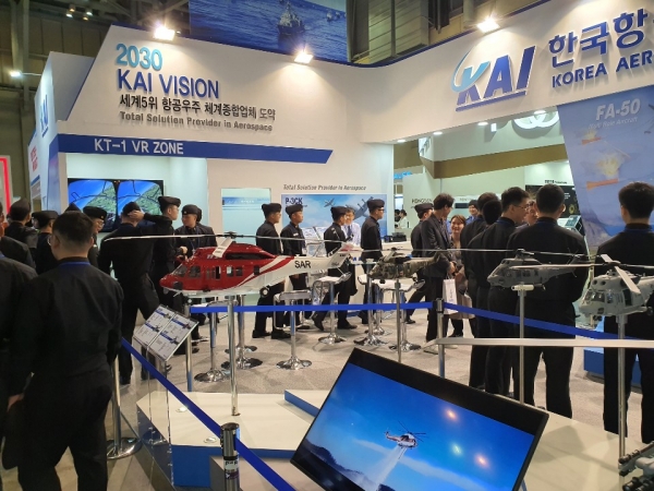 부산 벡스코에서 열린 MADEX 2019에 첫 참가한 한국항공우주산업(KAI)의 부스에 많은 관람객이 모여 있다. (사진제공=KAI)