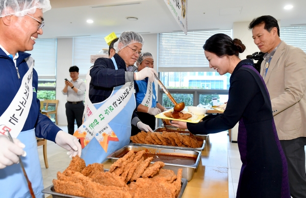이철우 도지사가 ‘돼지고기 소비촉진 행사’를 개최하고 있다.  (사진제고경북도)