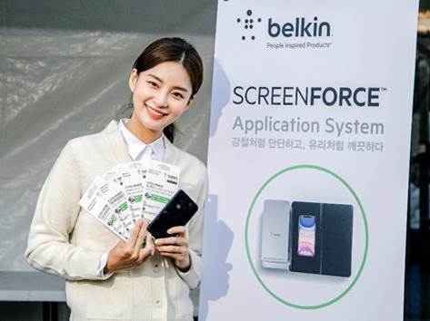 벨킨 모델이 아이폰11 시리즈용 스크린 보호 강화유리를 선보이고 있다. (사진제공=벨킨)