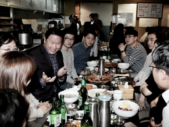 최태원 SK그룹 회장이 28일 서울 광화문 인근의 한 음식점에서 저녁식사를 겸한 번개 행복토크를 갖고 있다. (사진제공=SK그룹)