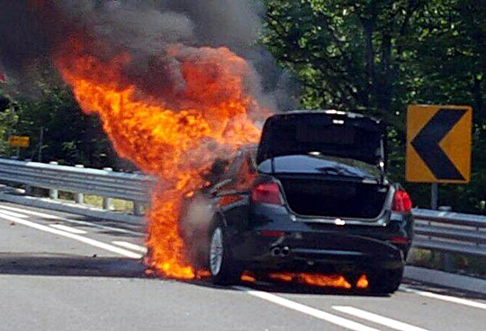 지난해 강원도 원주 영동고속도로에서 BMW 520d에 화재가 발생해 불길에 휩싸여 있다.(사진=강원지방경찰청)