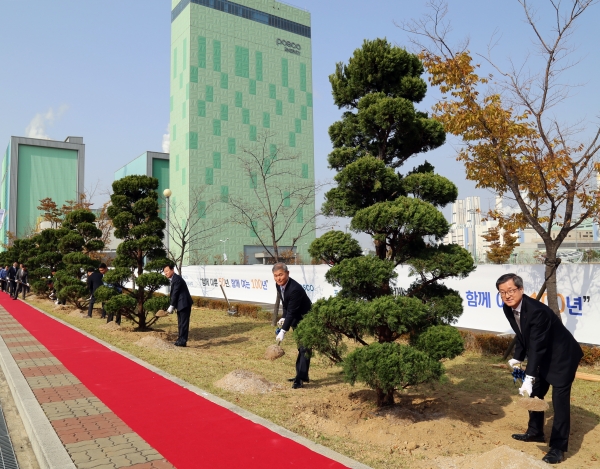 박기홍(오른쪽) 포스코에너지 사장이 임원 및 협력업체 대표들과 함께 창립 50주년 기념식수를 하고 있다. (사진제공=포스코에너지)