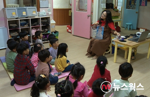 지난 17일 장안구 늘해랑어린이집에서 열린 초미세먼지관리사 방문 교육.(사진제공=수원시)