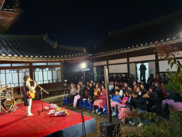 성주군은 예산리 만산댁에서 '시월의 마지막 밤, 감성음악회'를 열고, 쌀쌀한 날씨에도 따뜻한 감성을 느낄 수 있는 행복한 시간을 선물했다.(사진제공=성주군)