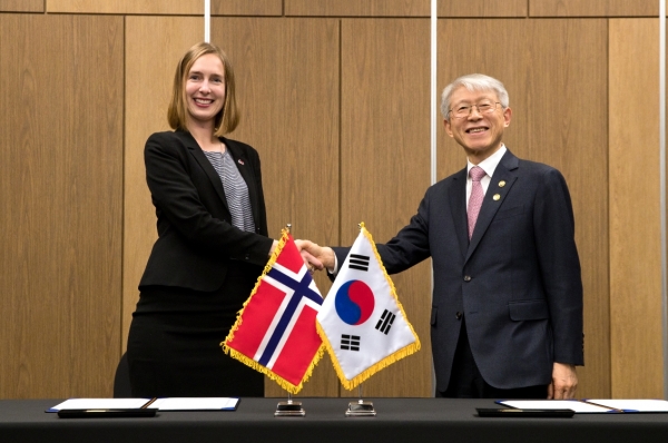 이슬린 니보(왼쪽) 노르웨이 교육연구부 장관과 최기영 과학기술정보통신부 장관과  협약서 서명을 마치고 악수 하고 있다. (사진제공=과기정통부)