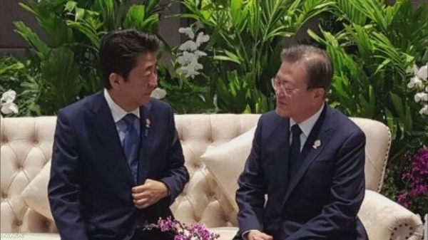 4일 태국 방콕에서 열린 아세안+3 정상회의서 만난 문재인 대통령(오른쪽)과 아베 신조 일본 총리가 정상 대기실에서 환담을 갖고 있다. (사진제공=청와대)