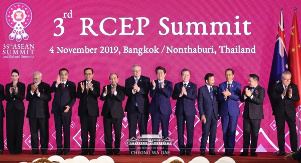 문재인 대통령은 지난 4일 태국 방콕에서 RCEP 참여국 정상들과 기념사진을 촬영하고 있다. (사진=청와대)