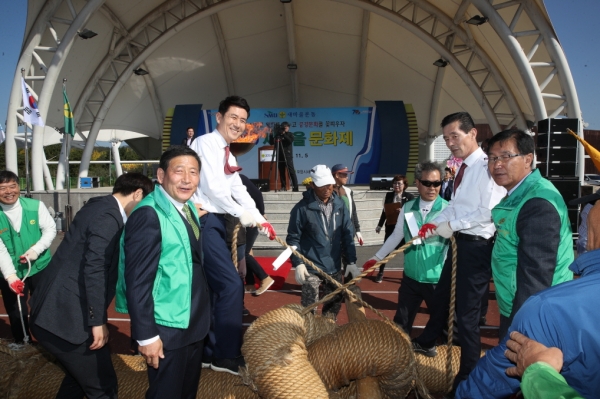 포항시새마을회는 5일 기계면 문성리 새마을운동발상지운동장에서 새마을가족이 참여한 가운데 ‘2019 새마을문화제’를 성황리에 개최했다. (사진제공=포항시)