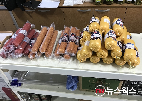 경기도특별사법경찰단이 판매업소에서 압류한 불법 외국산 햄(사진=경기도)