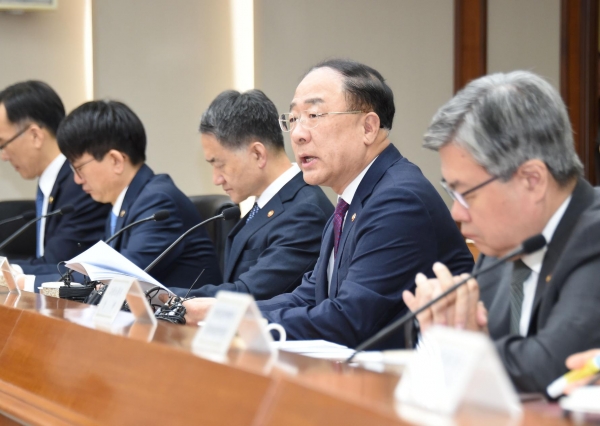 홍남기 부총리가 6일 한국수출입은행에서 열린 '제25차 경제활력대책회의'를 주재하고 있다. (사진=기획재정부)