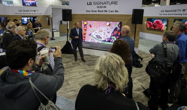 LG전자가 미국 덴버에서 열린 영상가전 전시회 'CEDIA 엑스포 2019' 전시회에서 관람객들에게 '리얼 8K' 올레드 TV 'LG 시그니처 올레드 8K'를 선보이고 있다. (사진제공=LG전자)