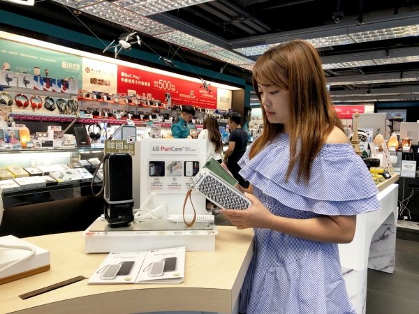 홍콩의 한 가전매장에서 소비자가 LG 퓨리케어 미니 공기청정기를 체험하고 있다. (사진제공=LG전자)
