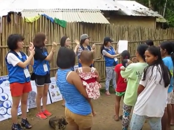 GKNF 간호대생들이 글로벌리더십 프로그램의 일환으로 필리핀에서 마을주민 대상 손씻기 교육을 하고 있다.