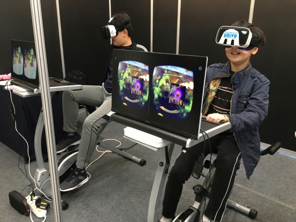 7일 국립중앙과학관 창의나래관에서 개막한 ‘2019 국립중앙과학관 VR·AR 특별전’에서 관람객들이 VR·AR 콘텐츠를 직접 체험하고 있다. 이번 전시는 오는 10일까지 진행된다. (사진제공=국립중앙과관)