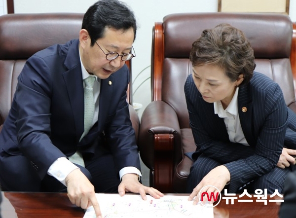 지난해 3월 김한정(왼쪽) 의원과 의원실에서 남양주 현안에 대해서 면담을 갖고 있는 국토교통부 김현미 장관.(사진=김한정 의원실)