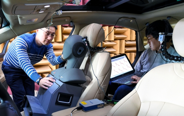 현대차그룹 연구원들이 제네시스 G80차량으로 첨단 소음저감감기술인 RANC기술을 테스트하고 있다.(사진=현대자동차)
