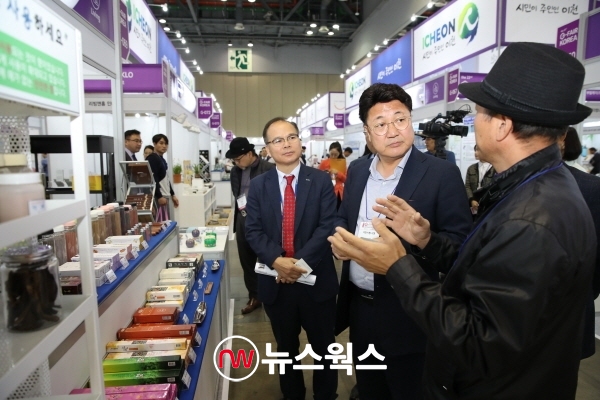 엄태준 이천시장이 ‘G-FAIR KOREA 2019’에 참가한 이천시 단체관을 둘러보고 있다. (사진=이천시)