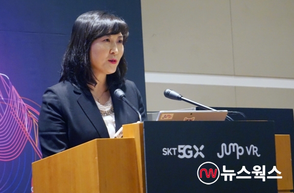 전진수 SK텔레콤 5GX서비스사업단장이 '버추얼 소셜 월드'를 소개하고 있다. (사진=박준영 기자)
