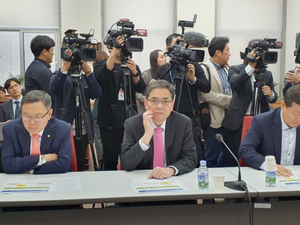 자유한국당 곽상도 의원(왼쪽 두 번째)이 정면을 응시하고 있다. (사진출처= 곽상도 의원 공식 홈페이지 캡처)