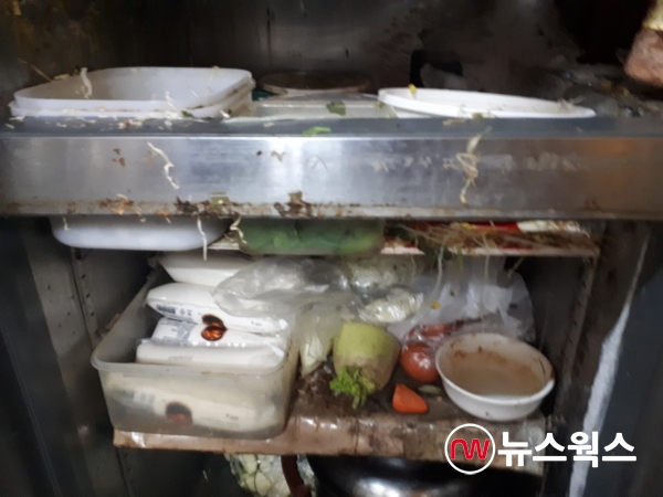 조리실 냉장고 내부 위생 불량 상태 모습(사진=경기도)