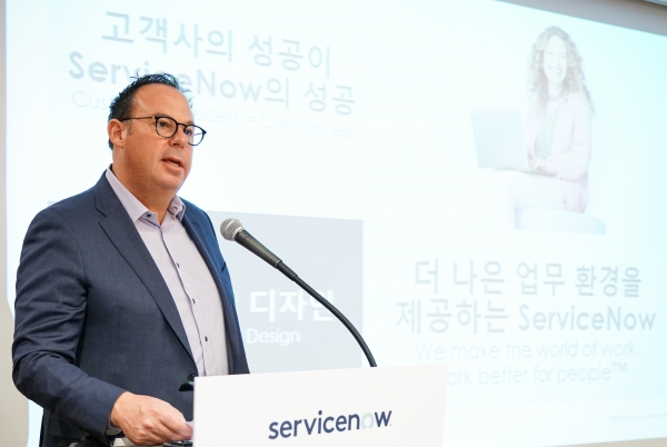 데이비드 슈나이더 서비스 나우 글로벌 고객 운영 총괄 사장이 한국 시장 진출을 발표하고 있다. (사진제공=서비스나우)