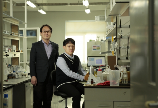 김동혁(왼쪽) 교수와 박준영 연구원이 기념촬영하고 있다. (사진제공=UNIST)