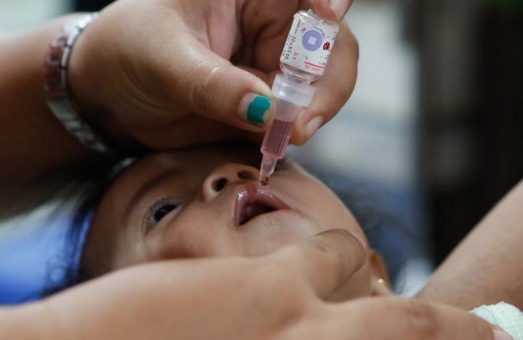 소아마비 경구용 백신을 주입하는 의료진(사진: UNICEF.ORG)