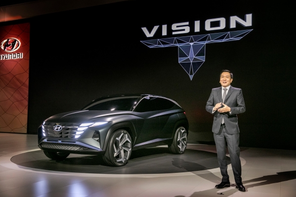 20일(현지시각) 미국 LA 컨벤션 센터에서 열린 ‘2019 LA 오토쇼’에서 이상엽 현대디자인센터장 전무가 플러그인 하이브리드 SUV 콘셉트카 ‘비전 T(Vision T)’를 소개하고 있다. (사진=현대자동차)