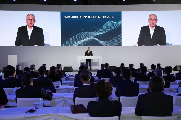 BMW그룹 코리아는 한국에서 최초로 '2019 협력사의 날'을 개최해 미래비전을 공유했다. 사진은 안드레아스 벤트 BMW그룹 구매 및 협력사 네트워크 총괄이 미래 비전을 발표하고 있다. (사진=BMW 코리아)