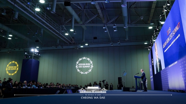 문재인 대통령이 25일 부산 벡스코에서 열린 '한-아세안 CEO 서밋'에서 기조연설을 하고 있다. (사진=청와대)