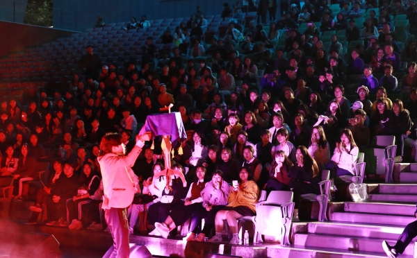 수상공연장에서 참가자들이 마술공연을 관람하고 있는 모습. (사진제공=경북문화관광공사)
