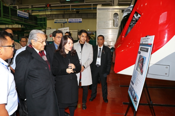 마하티르 모하맛 말레이시아 총리가 26일 현대로템 창원공장에서 철도차량 생산현장을 시찰하고 있다. (사진=현대로템)