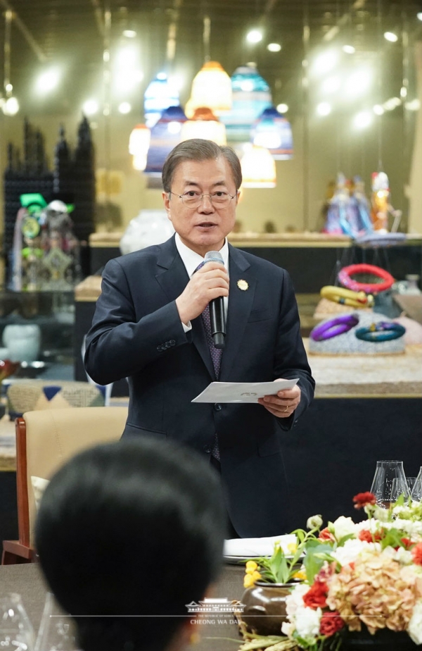 문재인 대통령이 지난 26일 부산 아세안문화원에서 열린 '제1차 한-메콩 정상회의 환영 만찬'에서 만찬사를 하고 있다. (사진=청와대)