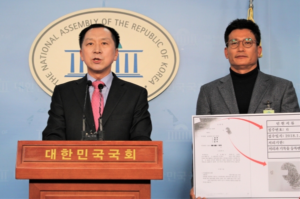 김기현 전 울산시장(왼쪽)이 27일 국회 정론관 기자회견을 통해 "지난해 지방선거에 청와대가 개입했다는 의혹을 제기하고 있다. (사진= 원성훈 기자)